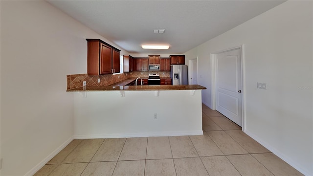 kitchen featuring sink, a breakfast bar area, tasteful backsplash, kitchen peninsula, and stainless steel appliances