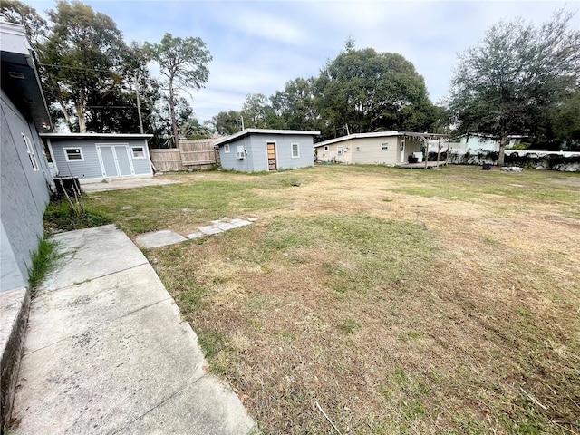 view of yard with an outbuilding