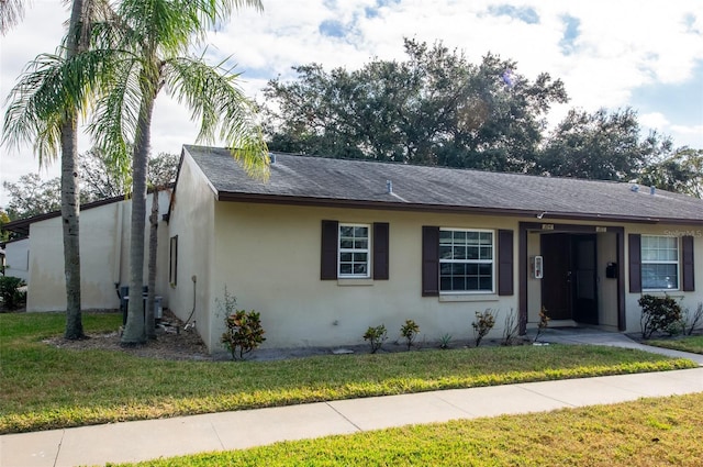 ranch-style house featuring a front lawn