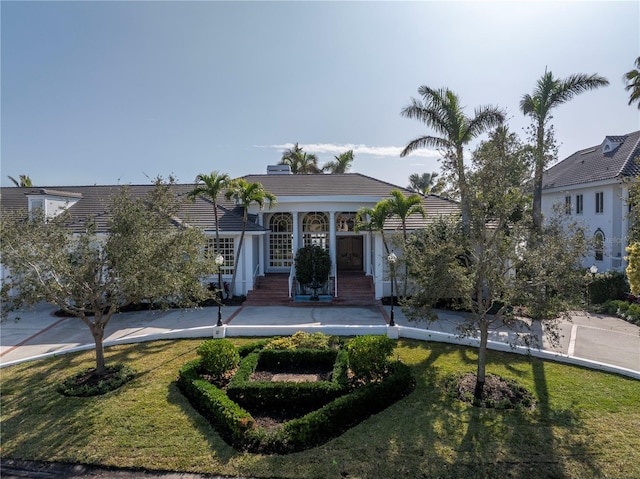 view of front of house featuring a front yard