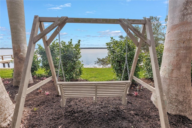 view of yard featuring a water view