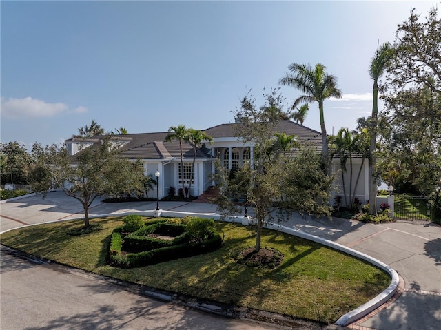 view of front of home featuring a front yard