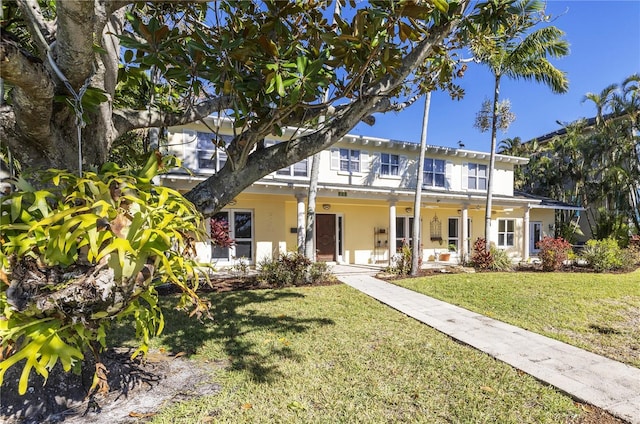 view of front of property featuring a front yard