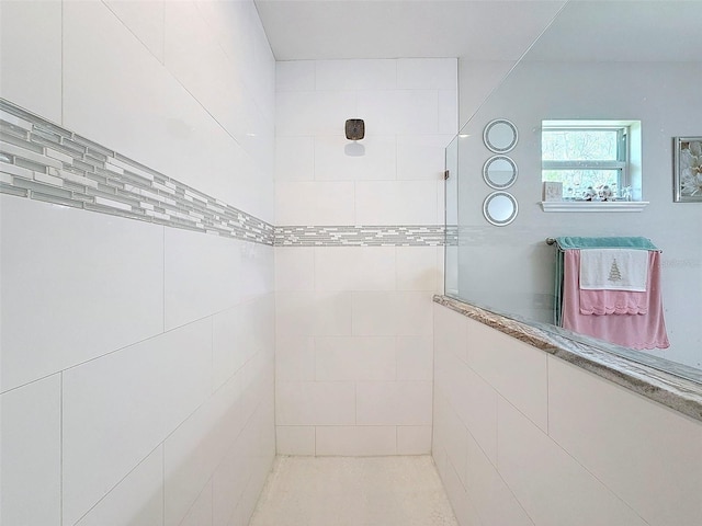 bathroom featuring a tile shower