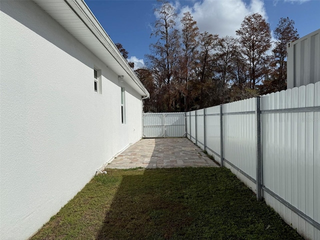 view of yard featuring a patio area