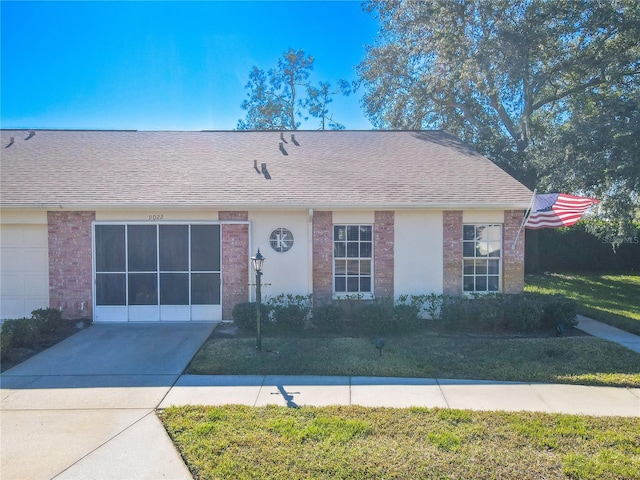 single story home featuring a front lawn