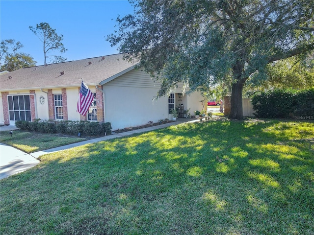 view of front of property featuring a front lawn