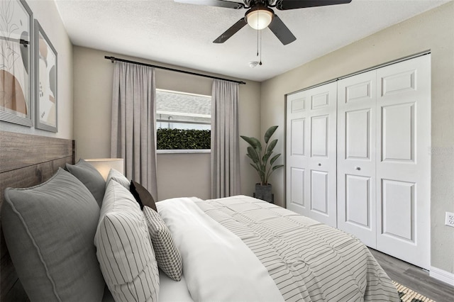 102 Shore Dr E, Oldsmar, FL 34677 - bedroom featuring dark wood-style floors, a closet, and a ceiling fan