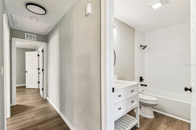 102 Shore Dr E, Oldsmar, FL 34677 - full bath featuring wood finished floors, vanity, and shower / tub combination