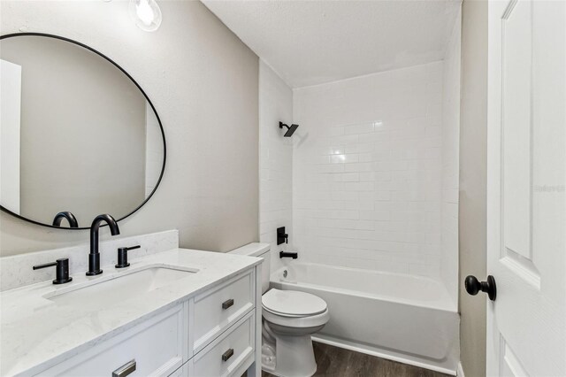 102 Shore Dr E, Oldsmar, FL 34677 - bathroom with wood finished floors, vanity, and bathtub / shower combination