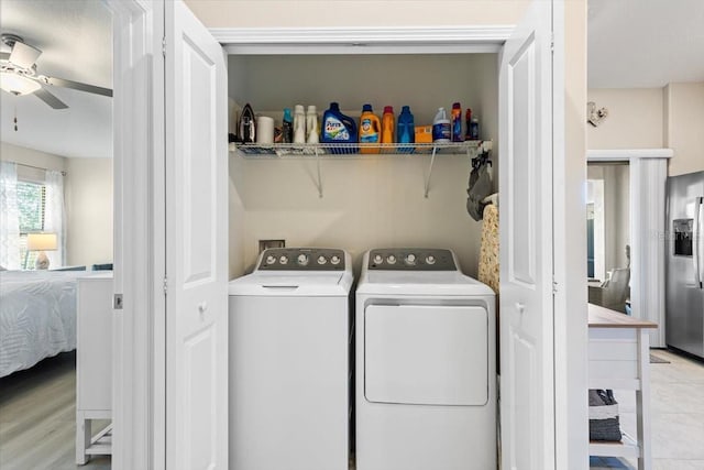 washroom with washing machine and clothes dryer, ceiling fan, and light wood-type flooring