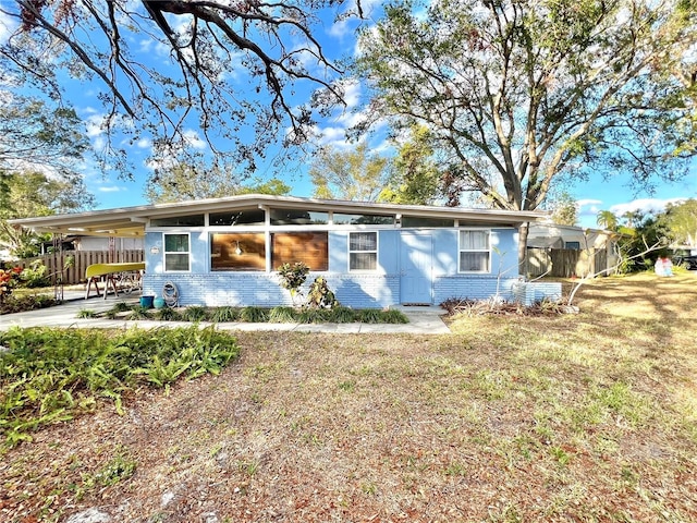 single story home with a front lawn