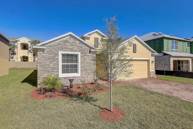 view of front of home featuring a front yard and a garage