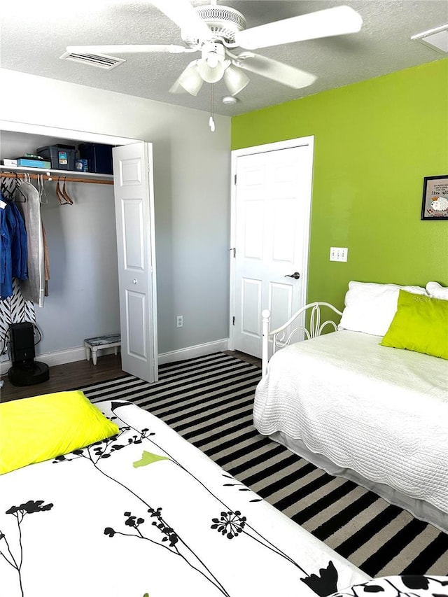 bedroom with ceiling fan, a textured ceiling, and a closet