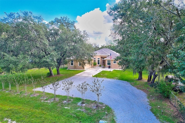 view of front of home featuring a front yard