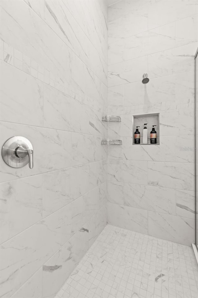 bathroom featuring a tile shower