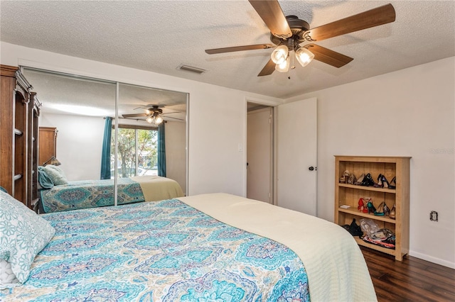 bedroom featuring ceiling fan, a textured ceiling, and a closet