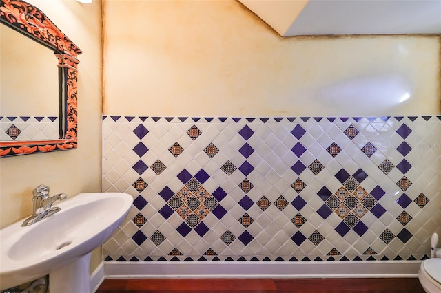 bathroom featuring sink and toilet