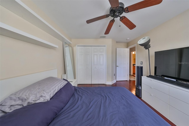 bedroom featuring dark wood-type flooring, ceiling fan, and a closet