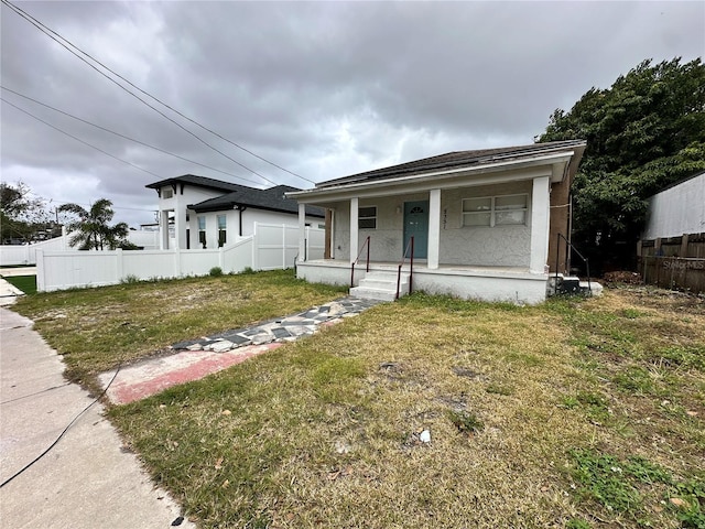 view of front facade featuring a porch and a front lawn