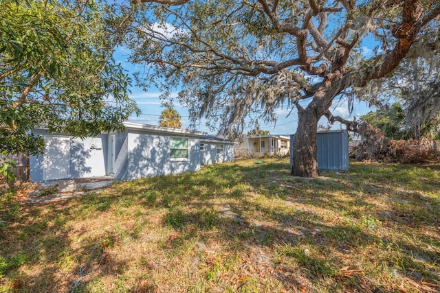 view of yard featuring an outbuilding