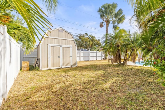 view of yard with a storage unit