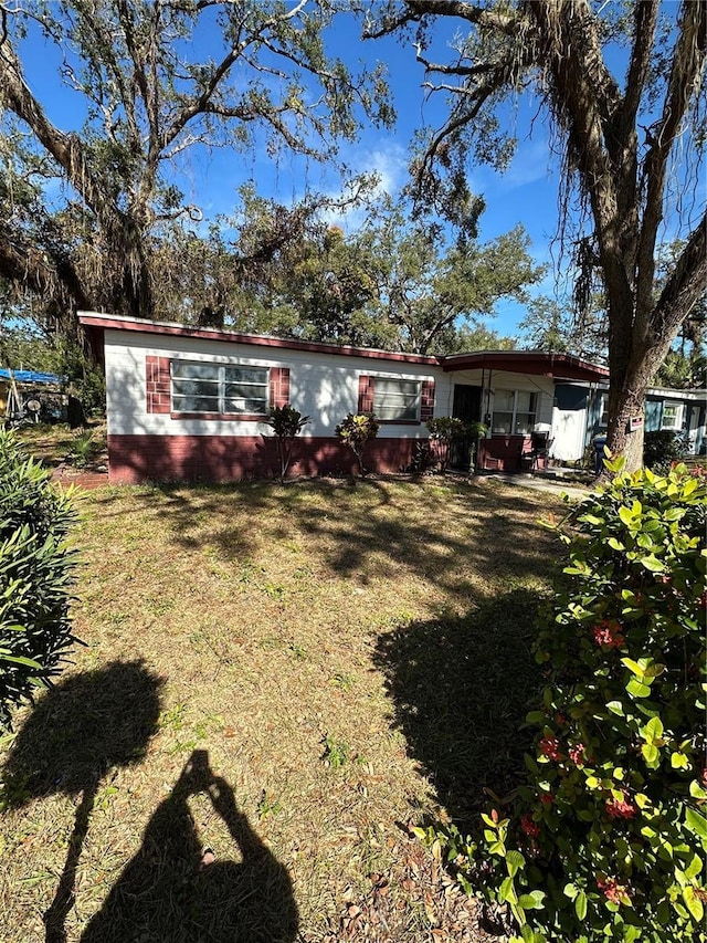 view of front of house featuring a front lawn