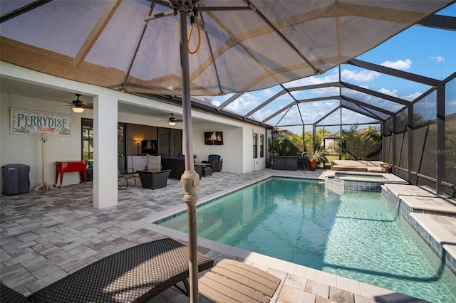 view of swimming pool featuring a lanai, a patio area, a pool with connected hot tub, and ceiling fan