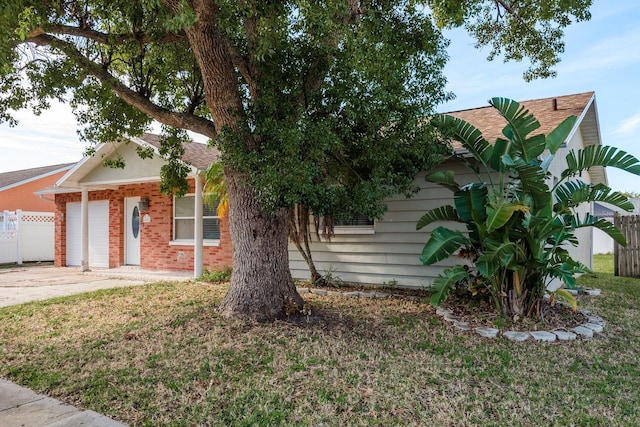 view of front of house featuring a front lawn and a garage