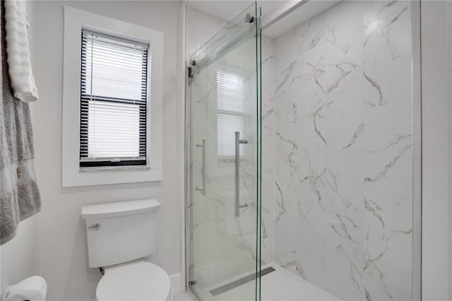 bathroom featuring a tile shower and toilet