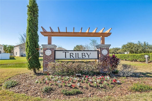 community sign featuring a yard