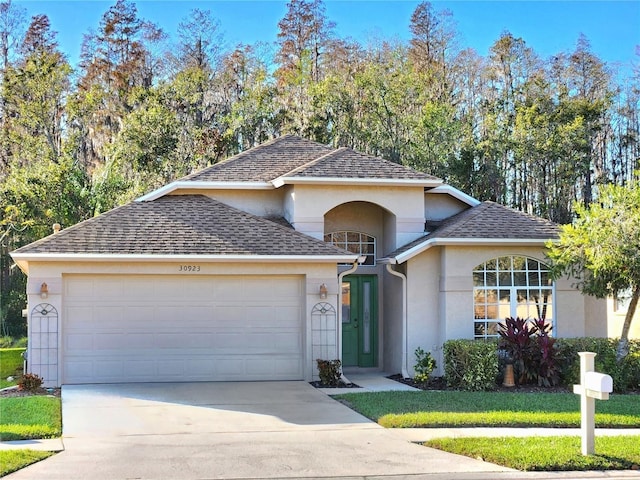 view of front property featuring a garage