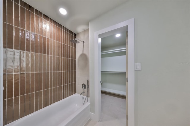 bathroom with tiled shower / bath combo