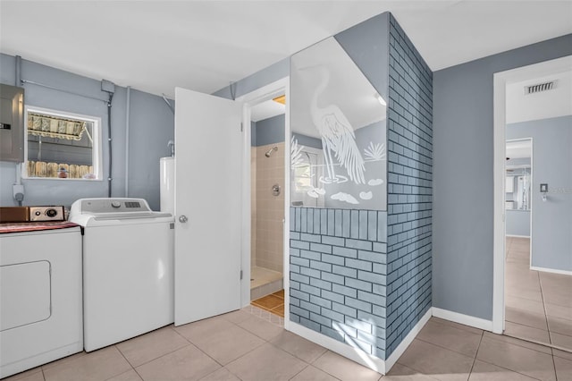 washroom featuring light tile patterned floors and independent washer and dryer