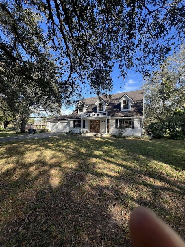 view of front facade with a front lawn