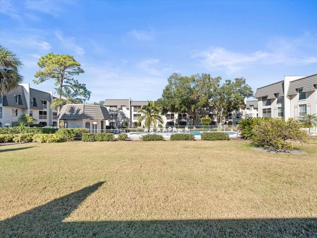 view of property's community featuring a lawn