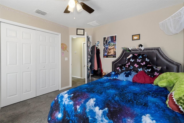 bedroom with carpet, ceiling fan, a textured ceiling, and a closet