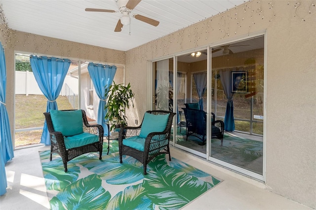 sunroom with ceiling fan