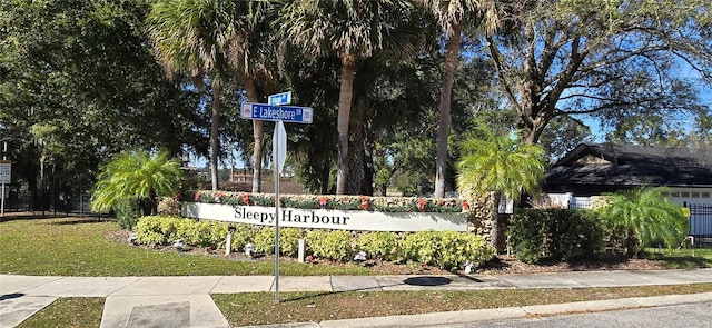 community / neighborhood sign featuring a lawn