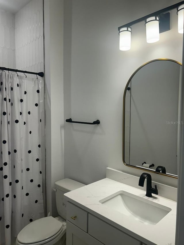 bathroom with a shower with curtain, vanity, and toilet