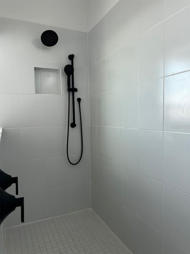 full bathroom featuring a tile shower