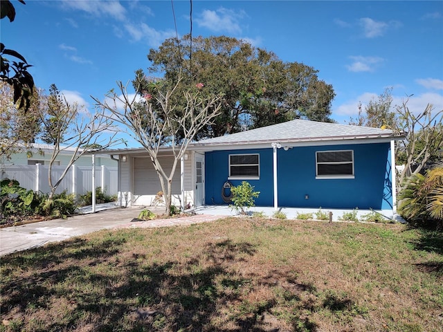 view of front of home featuring a front yard and a garage