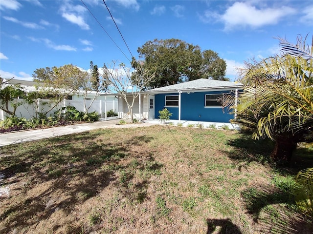 single story home featuring a front lawn