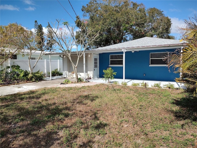 view of front of property featuring a front lawn