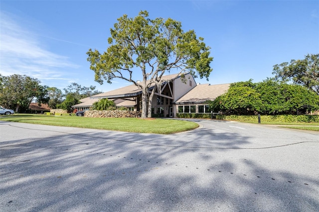 view of front of home featuring a front yard