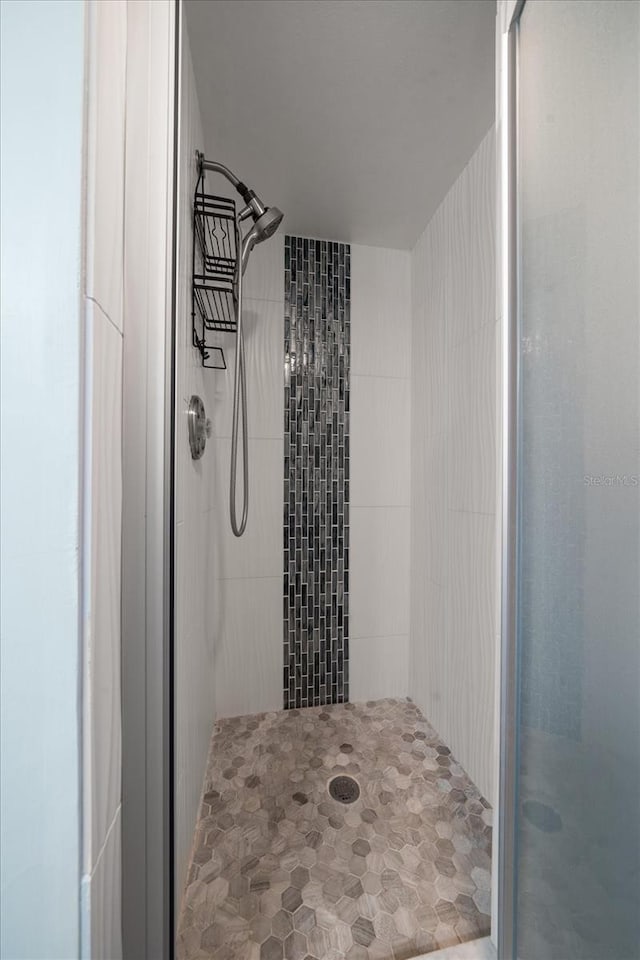 bathroom featuring tiled shower