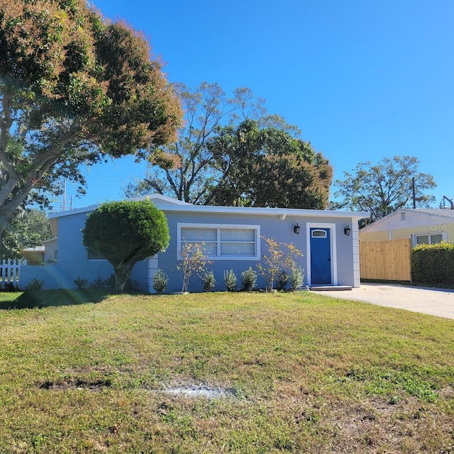 ranch-style house featuring a front lawn