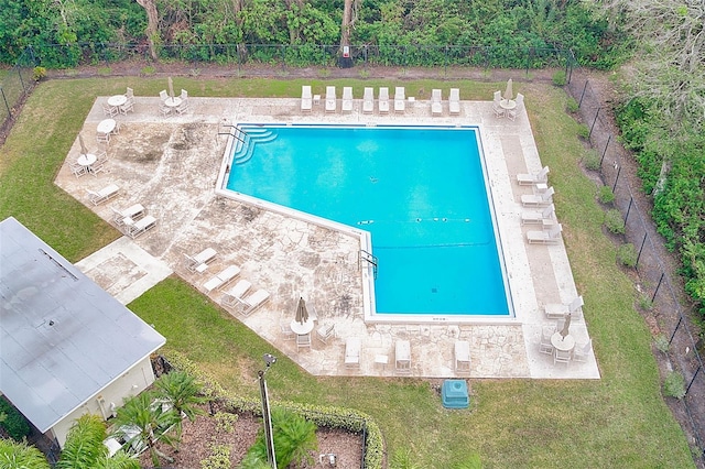 view of swimming pool featuring a lawn