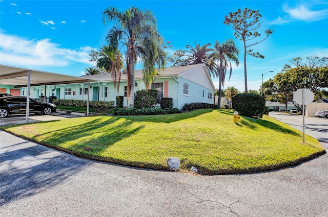 view of front of house with a carport and a front yard