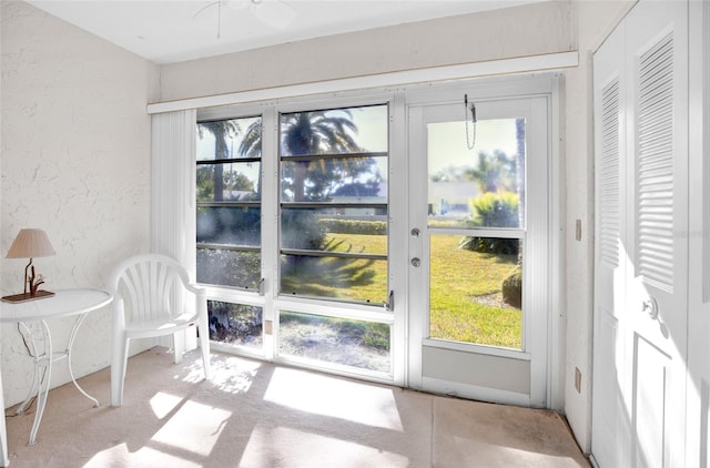 sunroom with ceiling fan